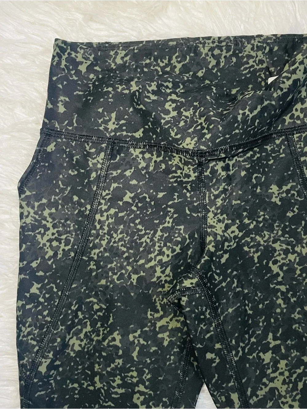 Girls Old Navy Active High-Waist Leggings in Black & Olive Splatter